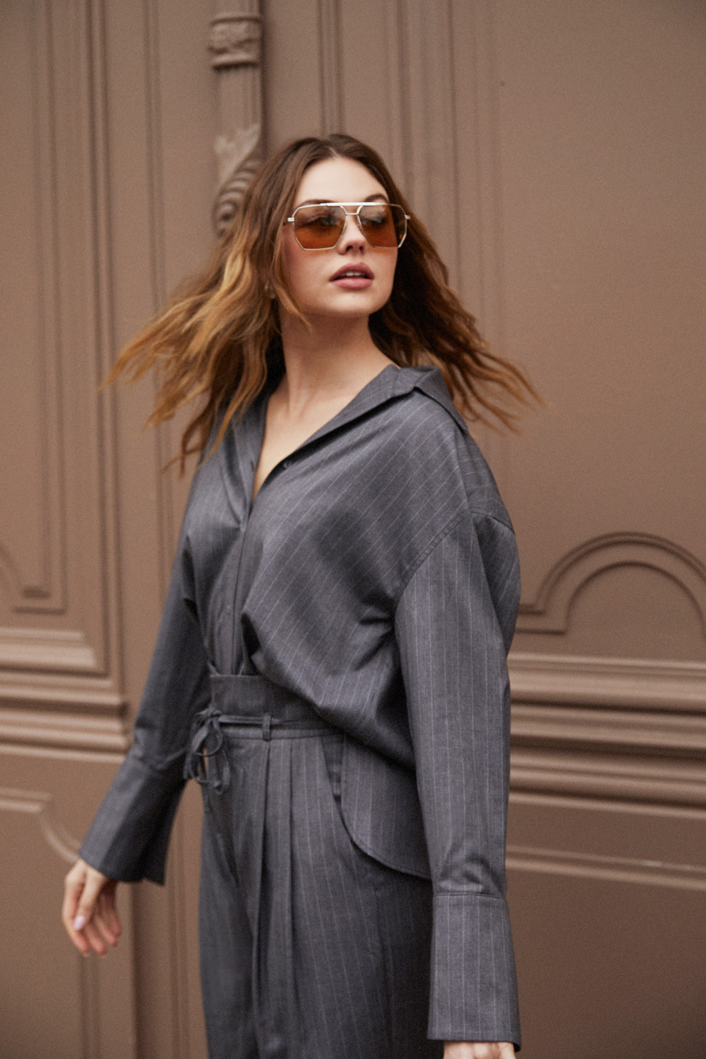 High-waisted pleated straight-leg pants with stripe - grey