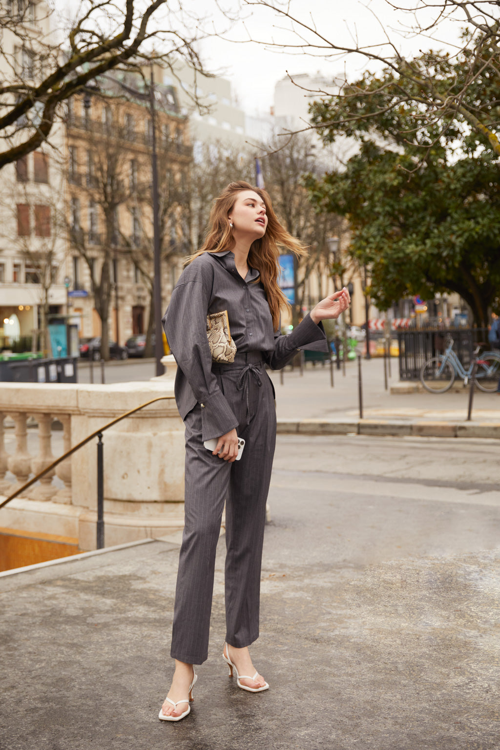 High-waisted pleated straight-leg pants with stripe - grey