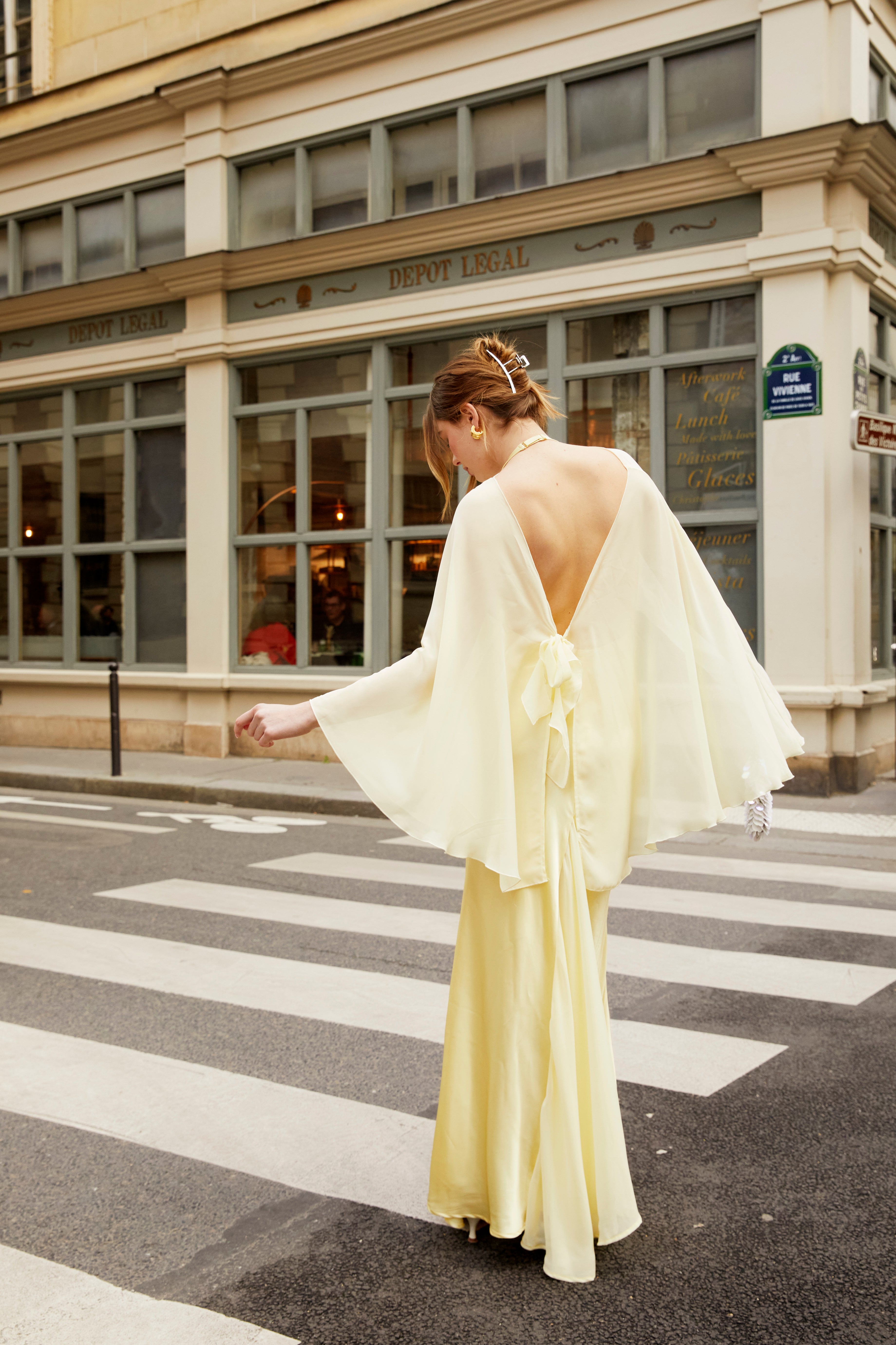 Robe longue en satin avec étole en chiffon - jaune