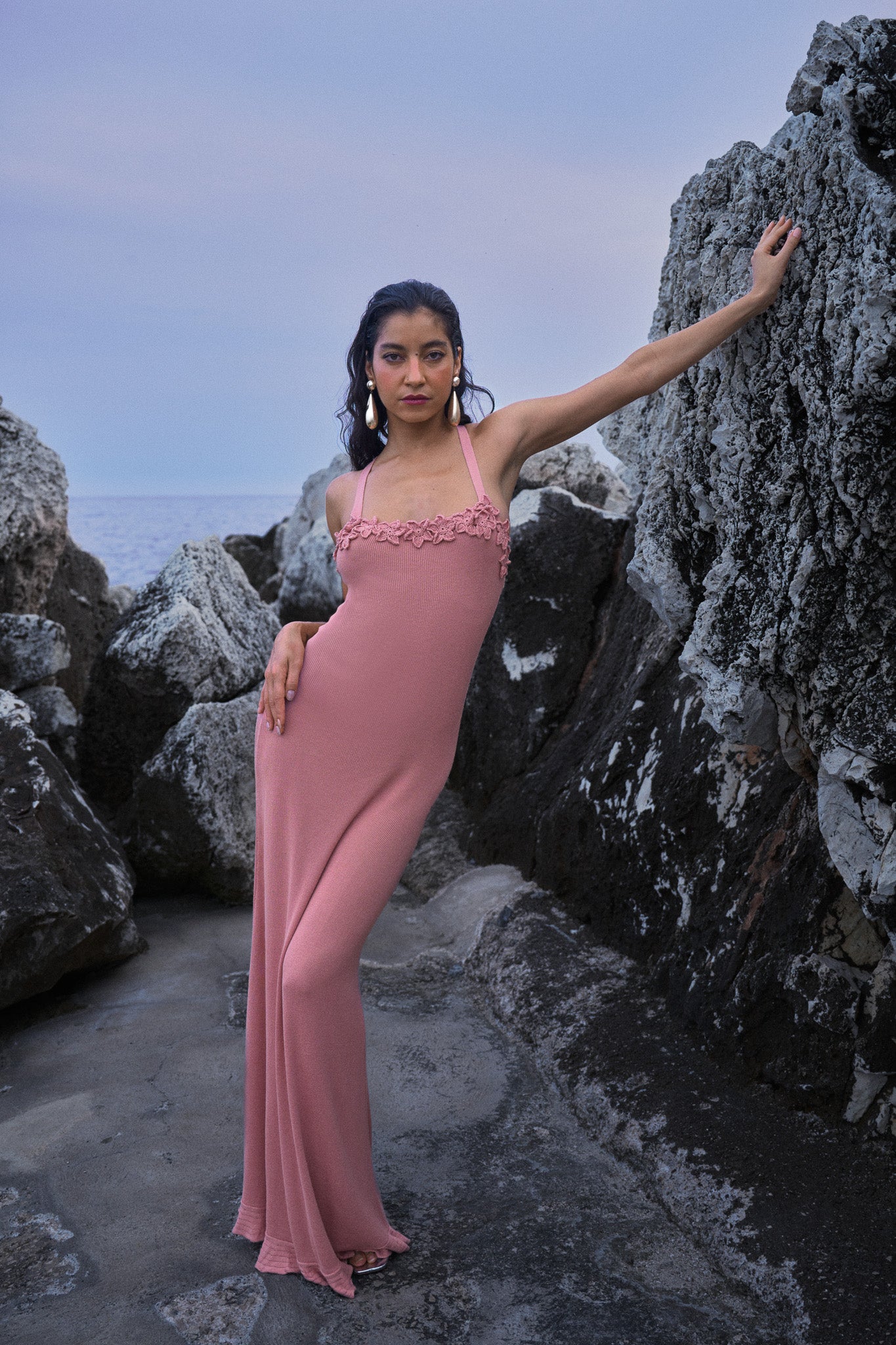 Robe en maille à fleurs crochetées – Rose