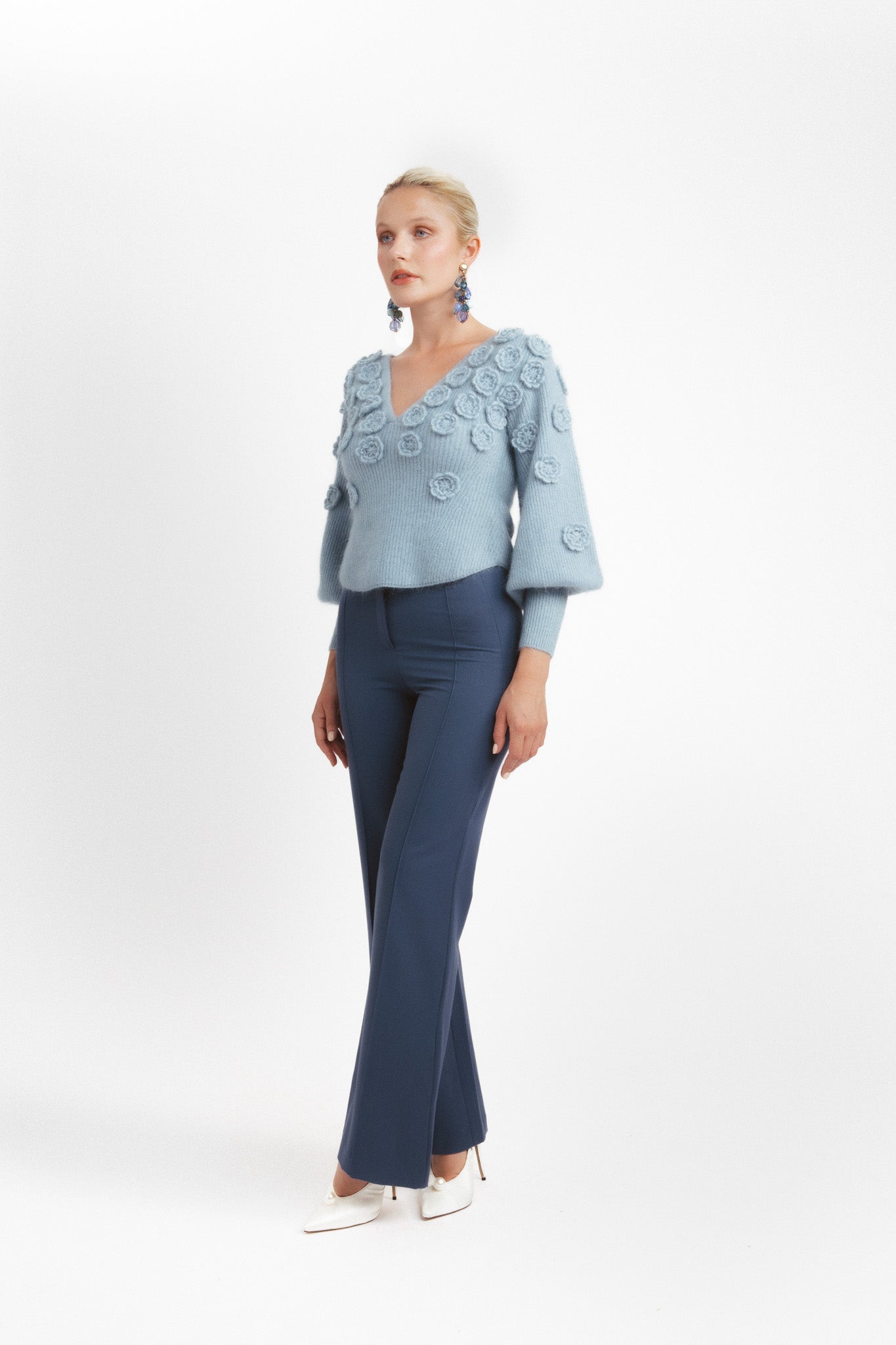 Pull col V en mohair et laine à fleurs - bleu