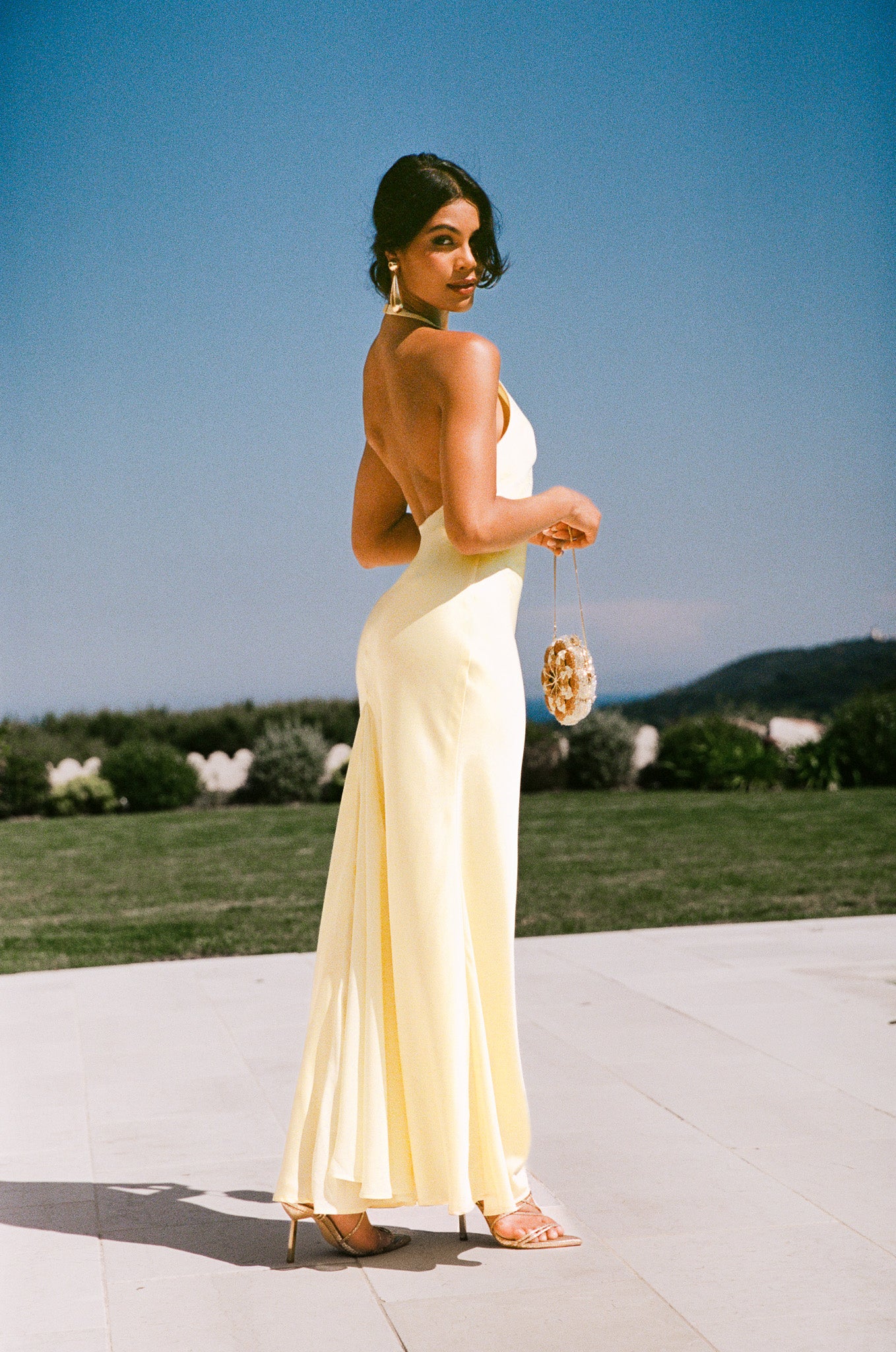 Robe longue en satin avec étole en chiffon - jaune