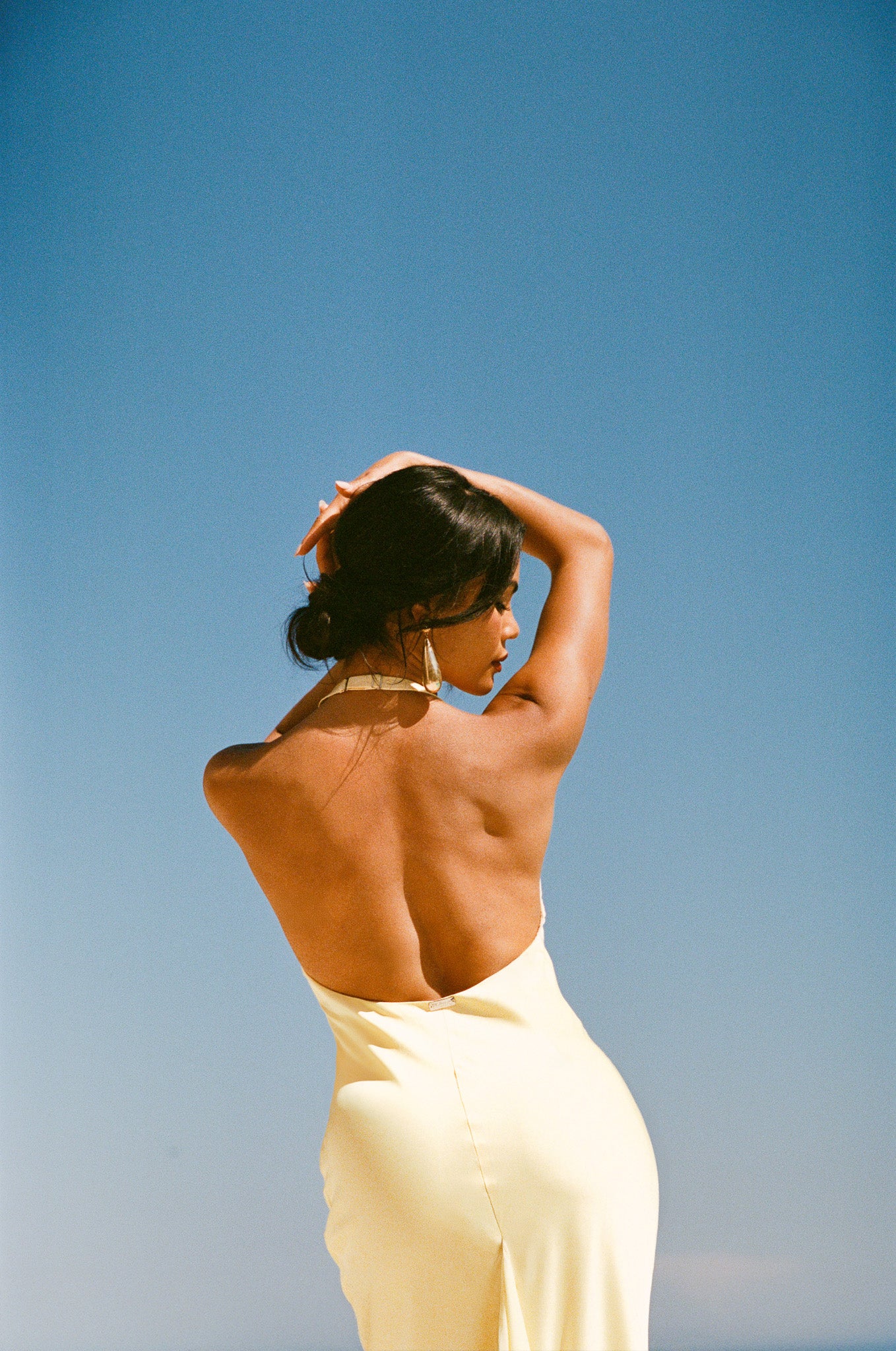 Robe longue en satin avec étole en chiffon - jaune