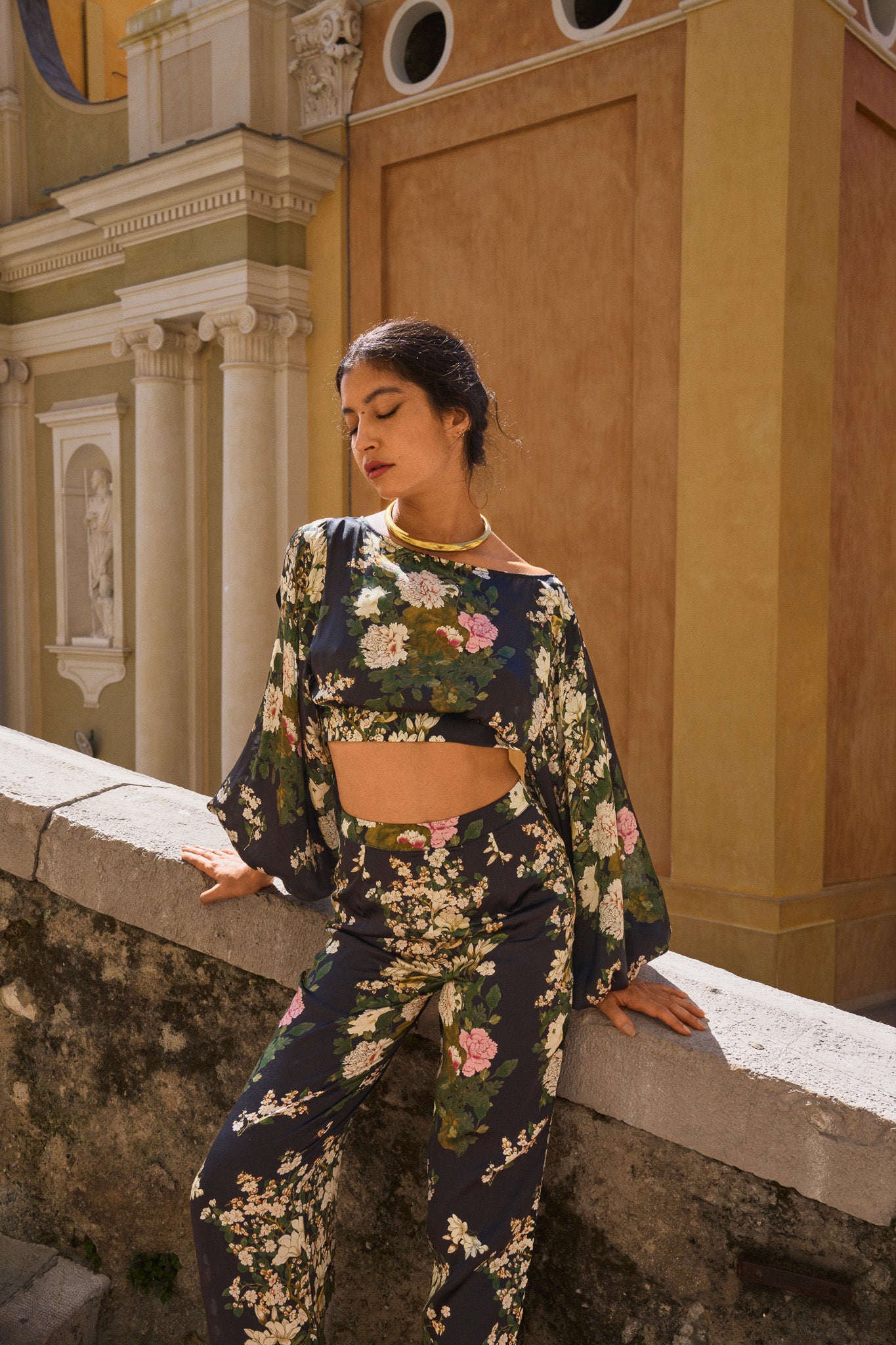 Haut en satin à imprimé pivoine chinoise – Noir