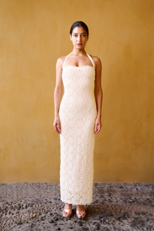 Robe en crochet perlée à encolure halter nouée