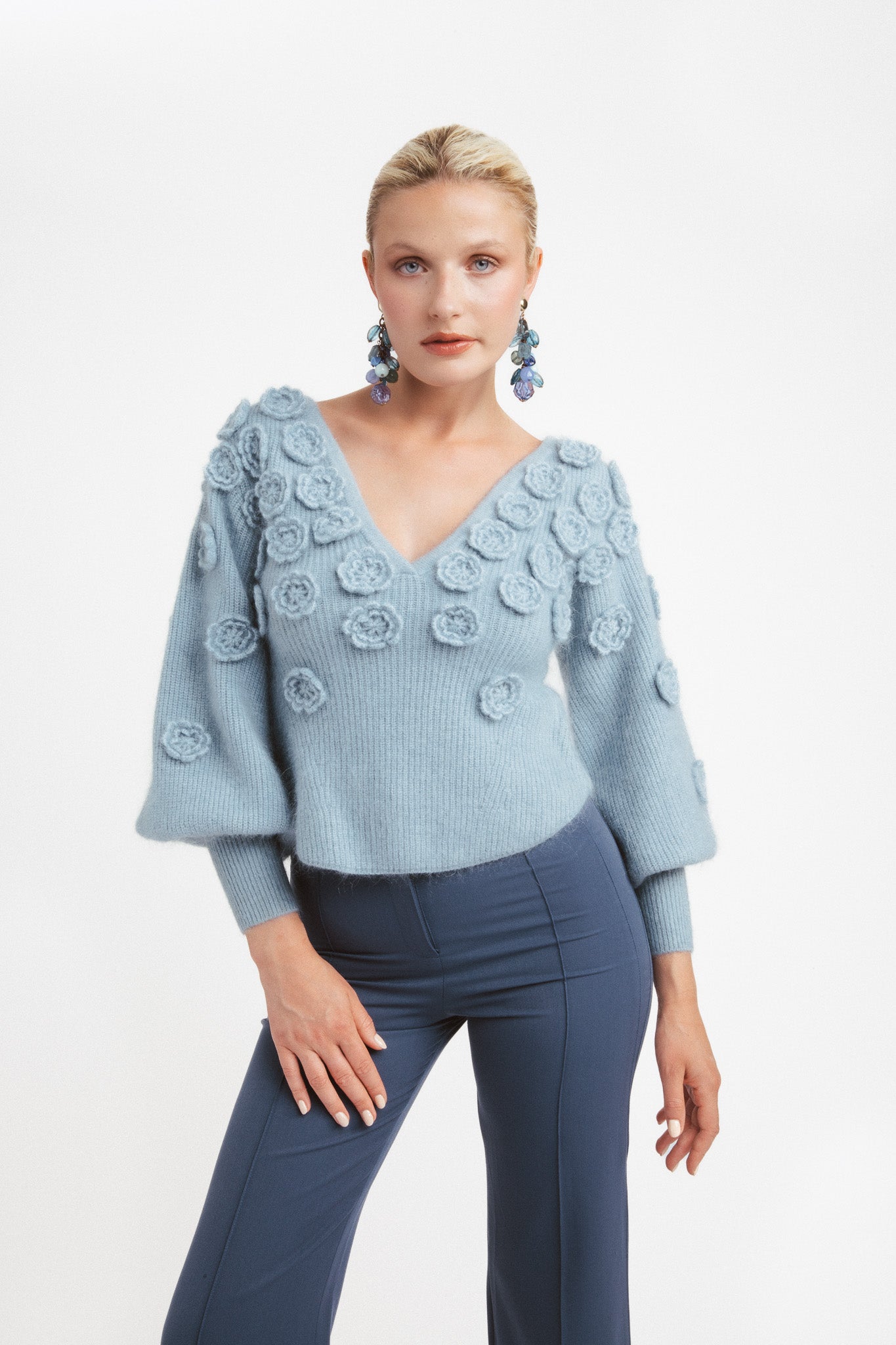 Pull col V en mohair et laine à fleurs - bleu