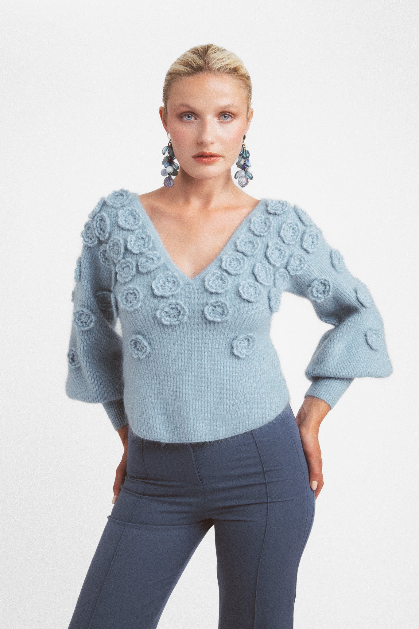 Pull col V en mohair et laine à fleurs - bleu