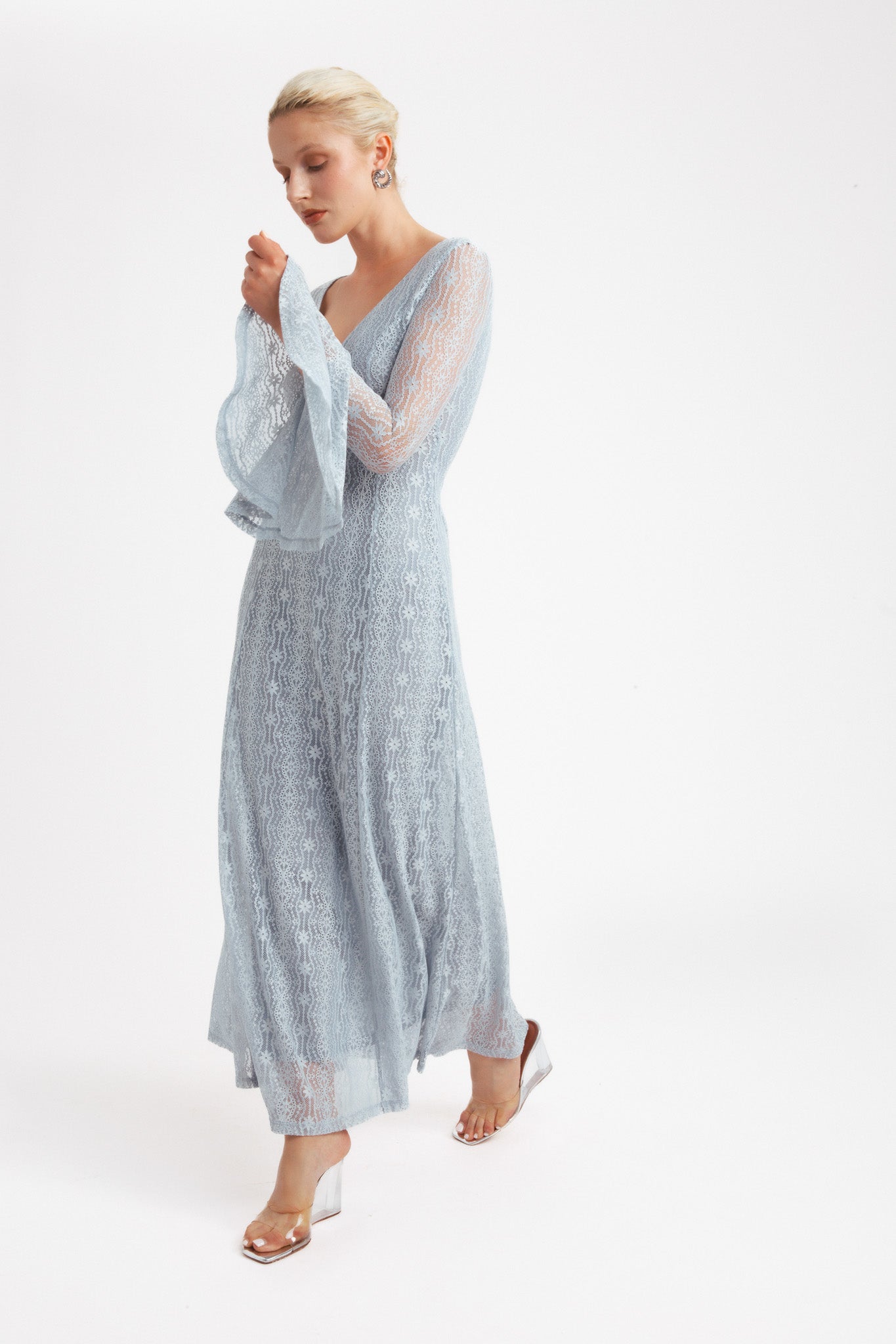 Robe maxi en dentelle avec manches volantes - bleu